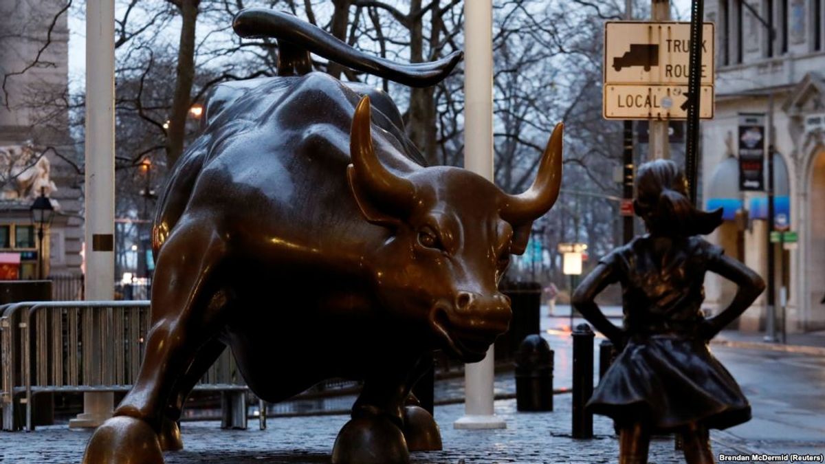 紐約華爾街附近著名的銅牛像對面,樹立起「無畏女孩」銅像(美國之音) 紐約華爾街附近著名的銅牛像對面,樹立起「無畏女孩」銅像(美國之音)