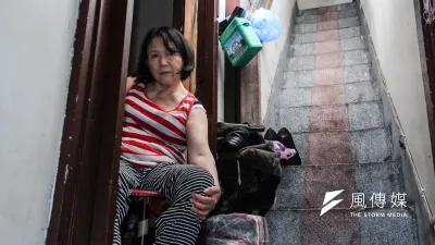 林阿姨因車禍導致下半身癱瘓,平日足不出戶,她所遭遇到的租屋歧視,是有錢也解決不了的。(曾原信攝)