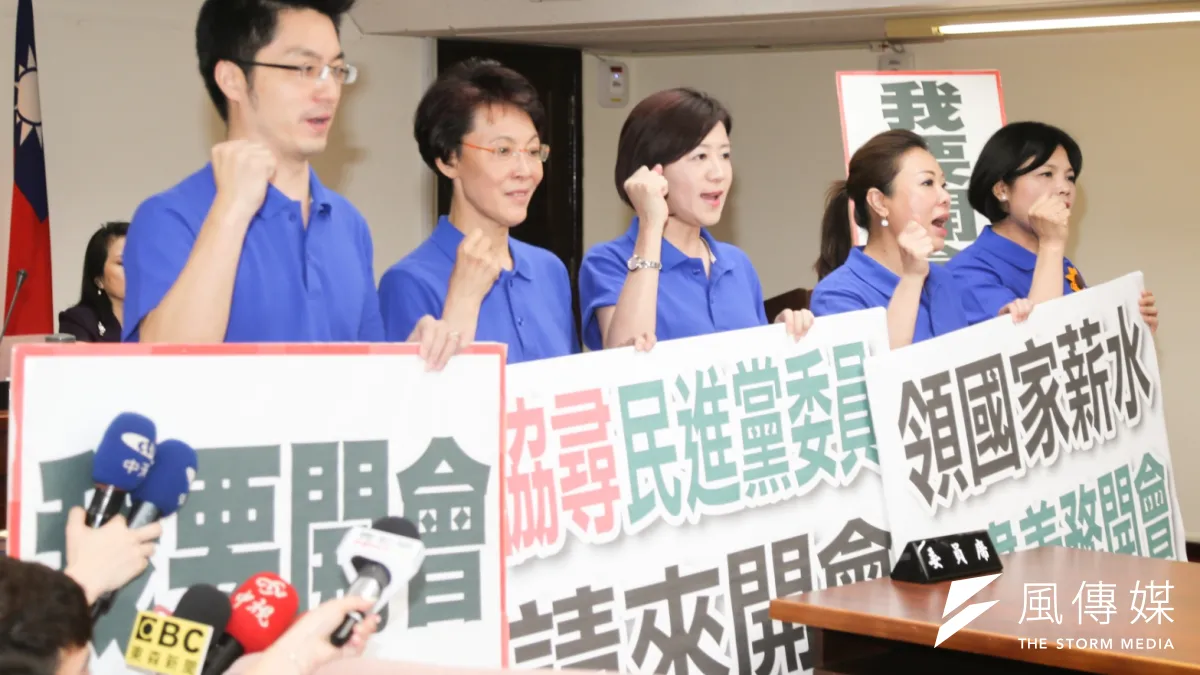 立法院社福及衛環委員會,藍委蔣萬安(左起)、黃昭順、王育敏、李彥秀、張麗善等,要民進黨、時代力量立委回來開會。(陳明仁攝)