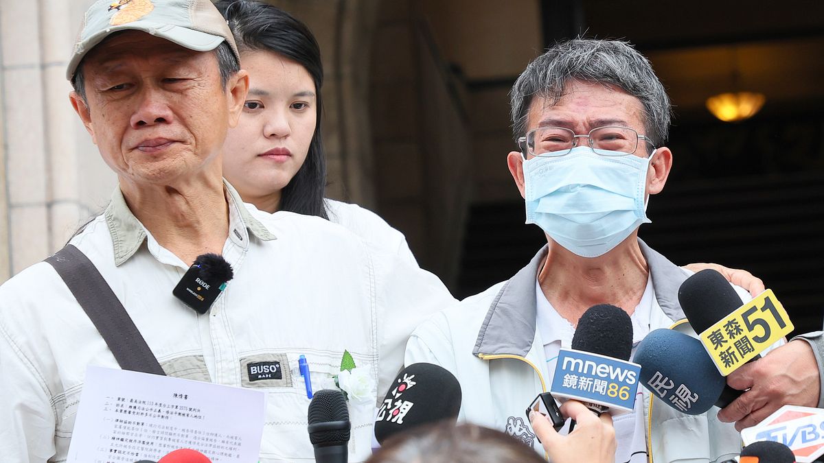 師鐸獎女教師案家屬張介能教授(左)、校園割喉案家屬(右)3日至司法院遞交反廢死陳情書。(顏麟宇攝) 師鐸獎女教師案家屬張介能教授(左)、校園割喉案家屬(右)3日至司法院遞交反廢死陳情書。(顏麟宇攝)