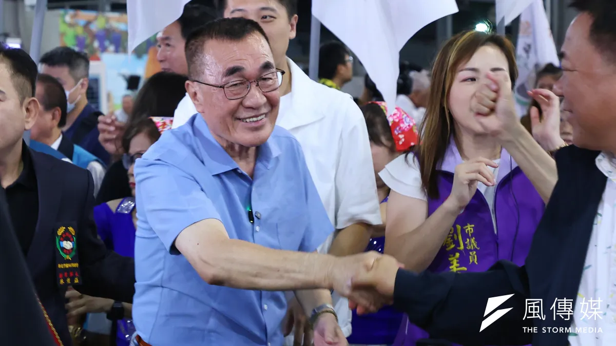 日前,前行政院長蘇貞昌在新北鶯歌一場敬老餐會與國民黨新北市長參選人李四川(上圖)碰面,握手時拍了李四川兩下肩膀。李四川事後表示,這可能是蘇貞昌對晚輩一貫的打招呼方式,也認為看起來沒有惡意。這場風波後來又因雙方陣營的政治攻防而受到更多討論。(資料照,顏麟宇攝)