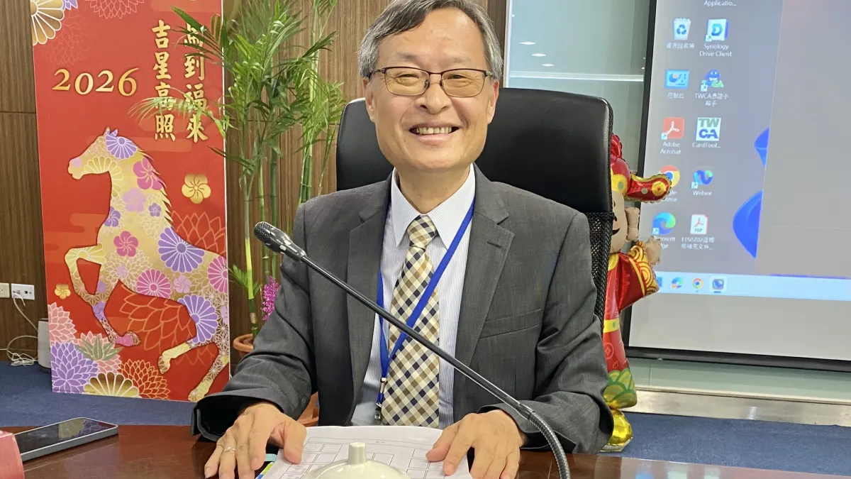 金管會保險局副局長陳清源9日說明多張保單等待期違規案。(陳怡慈攝)