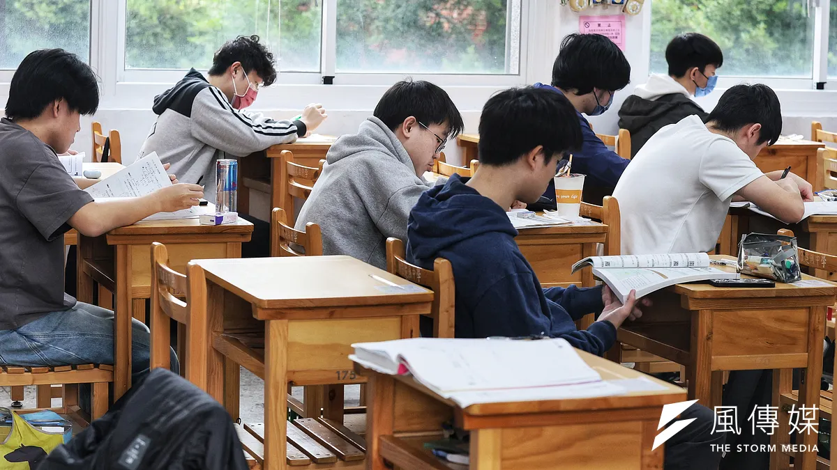 115 學年度學測成績今(25)日正式公布!對於全台12.1 萬名考生而言,最關心的莫過於五標變動與申請入學的「一階門檻」。(圖/柯承惠攝)