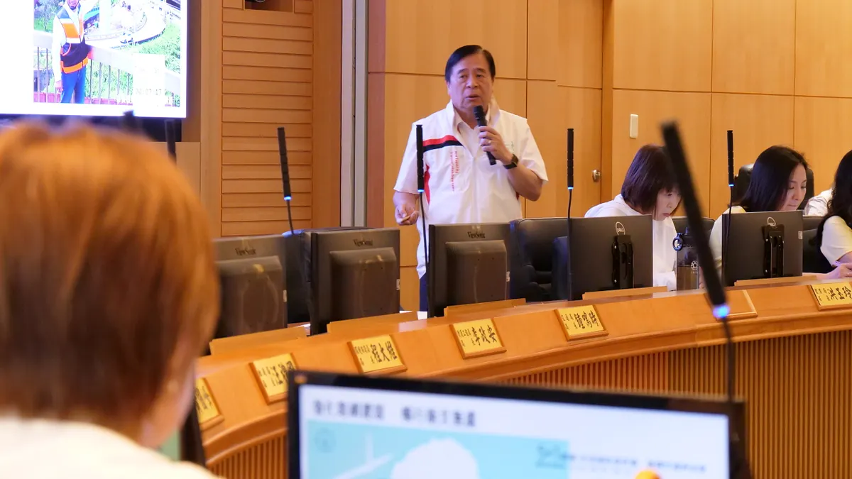 交通局長鍾鳴時進行專題報告。(照/新北市交通局提供)