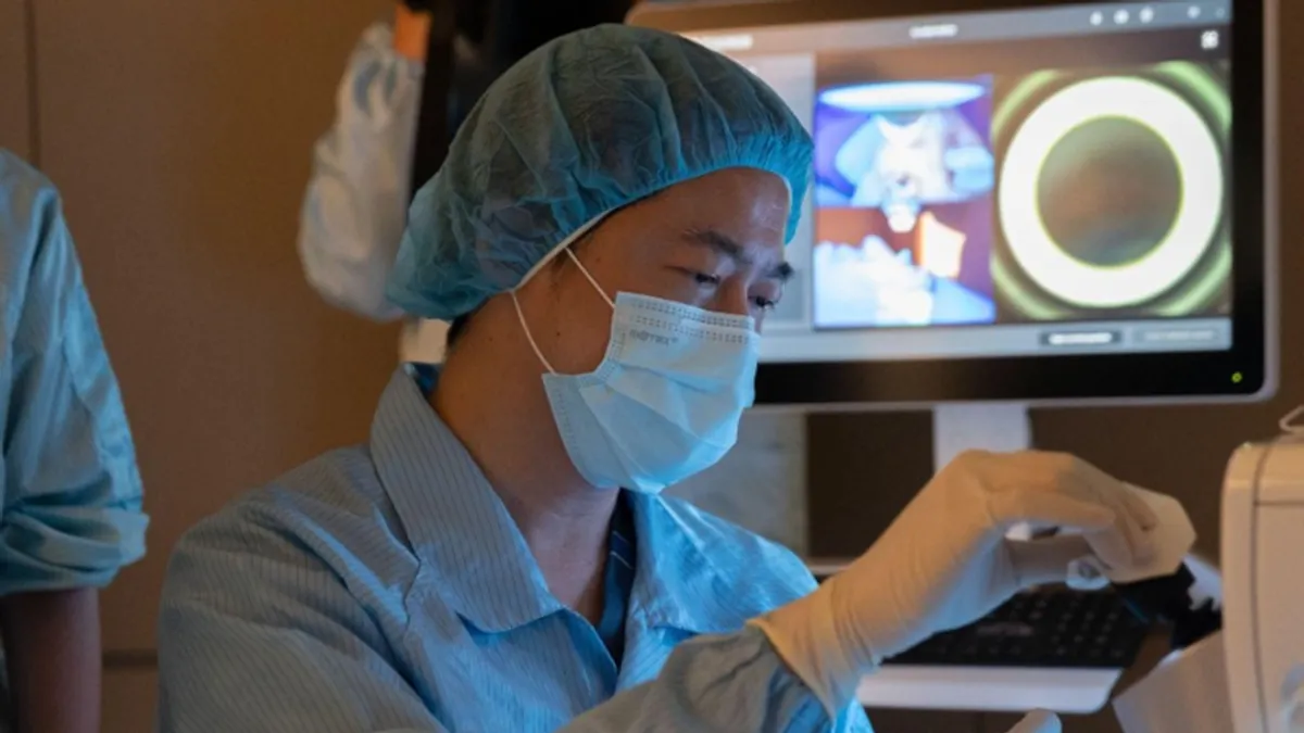 LBV 裸視美新式老花雷射手術在台已累積8,000眼,首例由遠見眼科總院長張聰麒醫師親手執刀。(圖片來源:遠見眼科) LBV 裸視美新式老花雷射手術在台已累積8,000眼,首例由遠見眼科總院長張聰麒醫師親手執刀。(圖片來源:遠見眼科)