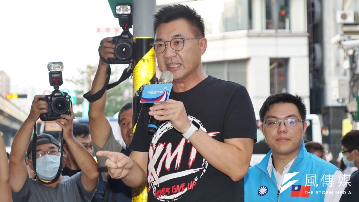 國民黨主席江啟臣(見圖)20日在台北市大安區街頭開講,籲全民連署力拚明年公投併大選。(盧逸峰攝)