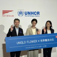 ユニクロは俳優の河合優実さんとコラボし、売上の一部がロヒンギャ難民女性の自立支援に寄付される限定ブーケをUNIQLO FLOWER店舗で発売する。(写真/黃信維撮影) ユニクロは俳優の河合優実さんとコラボし、売上の一部がロヒンギャ難民女性の自立支援に寄付される限定ブーケをUNIQLO FLOWER店舗で発売する。(写真/黃信維撮影)