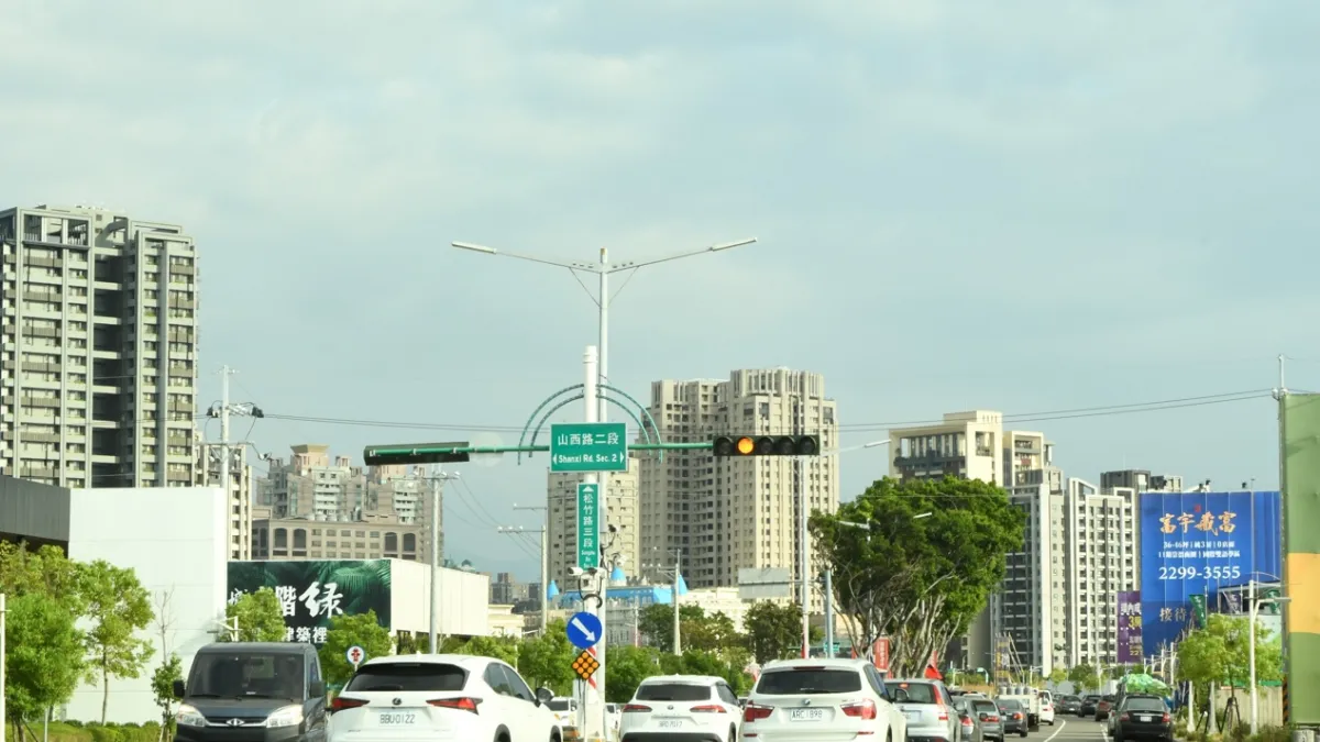 松竹路三段上短短200公尺距離,擠了5間接待中心。(圖/富比士地產王提供)