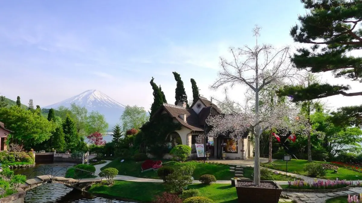 從オルゴールの森的庭園,可看見富士山 從オルゴールの森的庭園,可看見富士山
