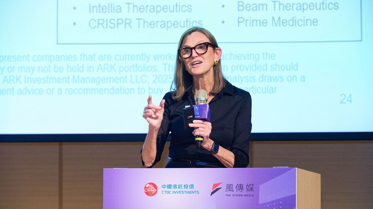 「木頭姐」Cathie Wood看好顛覆式創新的大勢所趨,建議投資人看長不看短,不要因為暫時性的市場波動而讓信念有所動搖。 「木頭姐」Cathie Wood看好顛覆式創新的大勢所趨,建議投資人看長不看短,不要因為暫時性的市場波動而讓信念有所動搖。