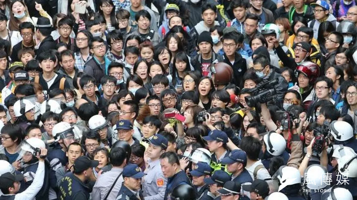 公投盟總召蔡丁貴30日號召反核民眾包圍立法院,30日遭警方移送地檢署後5萬元交保。圖為29日民眾包圍立委座車緊張態勢。(吳逸驊攝)