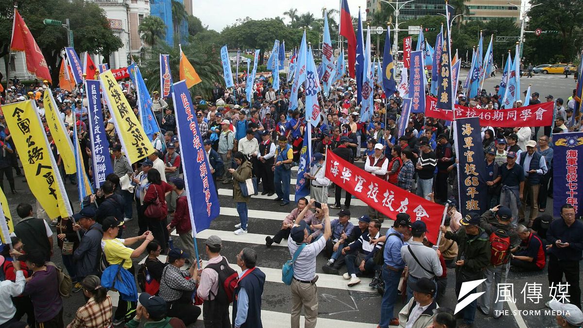 年金改革讓反年改團體集結抗議,究竟年改後,能夠為政府省下多少錢?(資料照,陳明仁攝) 年金改革讓反年改團體集結抗議,究竟年改後,能夠為政府省下多少錢?(資料照,陳明仁攝)