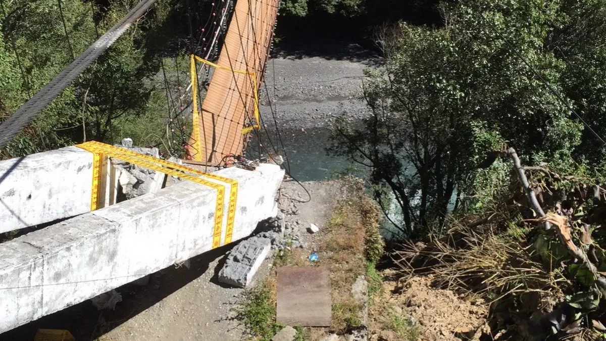 環山部落吊橋因風災毀損 水利局修建臨時便道應急