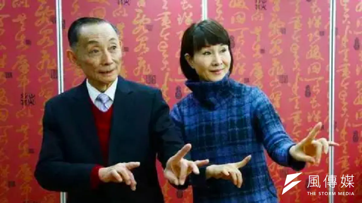 魏海敏與已故京劇表演藝術家梅葆玖。(作者提供)