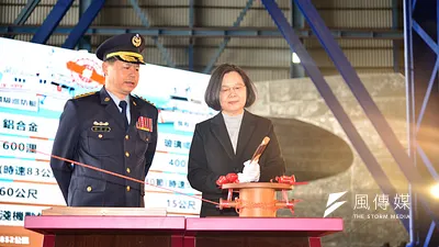 針對遭爆曾與「卡神」楊蕙如合影,總統蔡英文(右)6日出席「600噸級巡防艦命名暨35噸級巡防艇及多功能艇聯合交船典禮」時表示,2008年出任民進黨黨主席,期間曾與很多人合影。(資料照,海巡署提供)