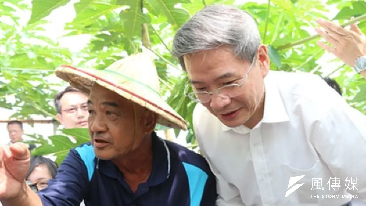 中國國台辦主任張志軍來台短短三天,備嘗歡迎與抗議的滋味。(圖為張志軍訪衫林鄉木瓜果園,吳逸驊攝)