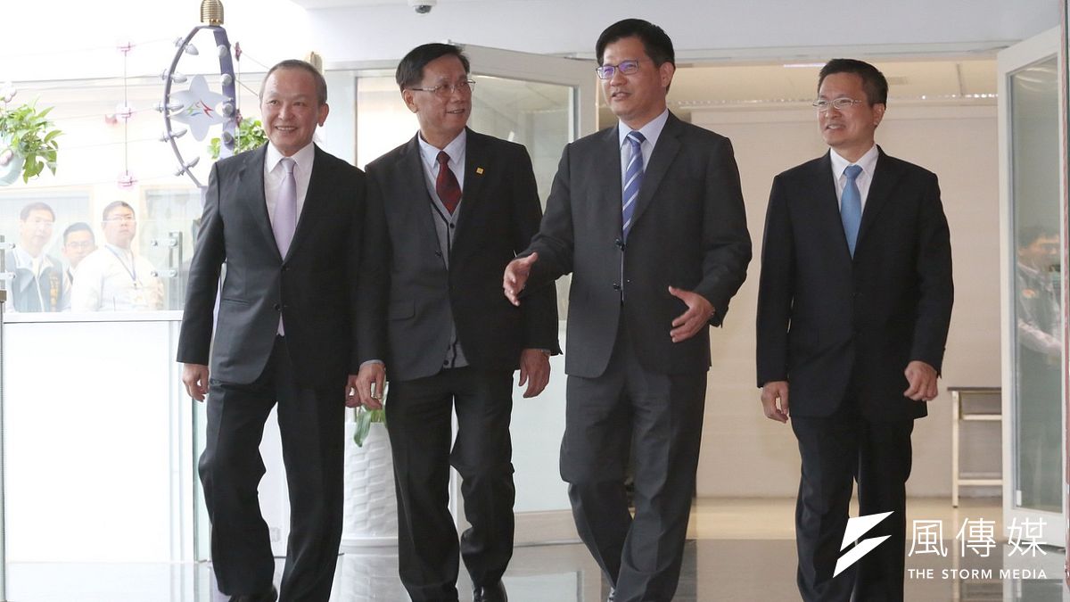 林佳龍組成「中彰投區域治理平台」,推動跨越黨派的區域合作。左起為苗栗縣長徐耀昌、南投縣長林明溱、台中市長林佳龍、彰化縣長魏明谷。(資料照,丁志寬攝) 林佳龍組成「中彰投區域治理平台」,推動跨越黨派的區域合作。左起為苗栗縣長徐耀昌、南投縣長林明溱、台中市長林佳龍、彰化縣長魏明谷。(資料照,丁志寬攝)