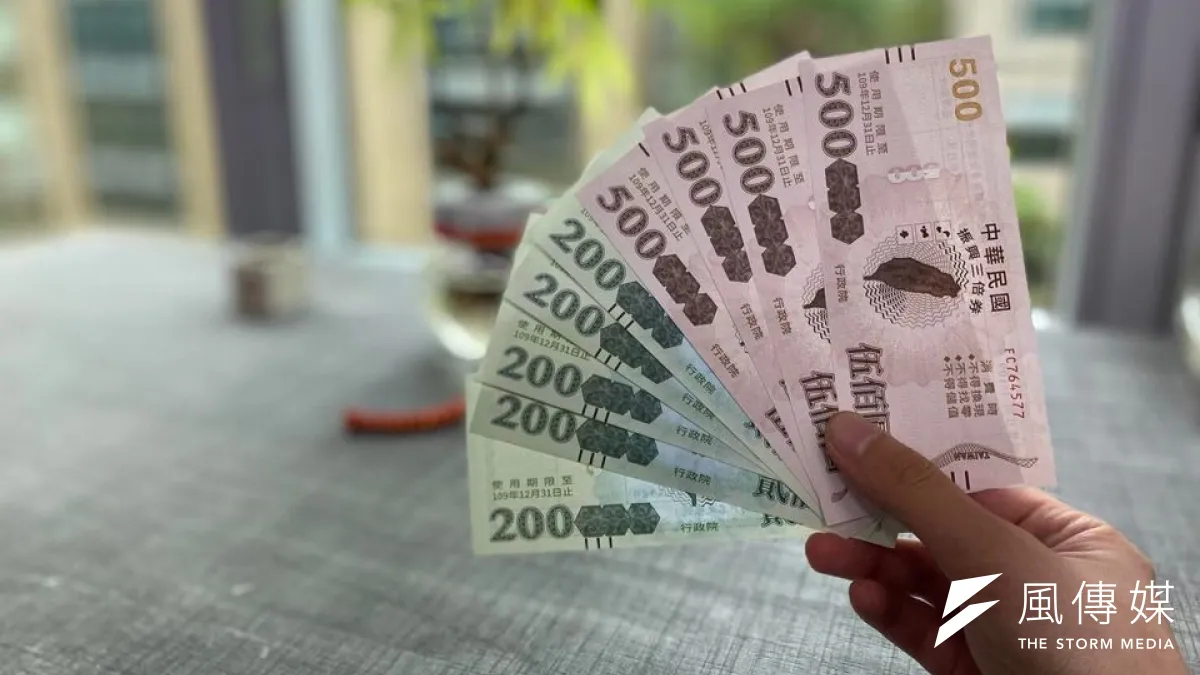 中央推出振興三倍券盼刺激消費,台北市政府為力推無現金消費,加碼敬老卡、愛心卡、高中生學生卡綁定優惠,但截至目前成效仍有限。(資料照,焦家卉攝)