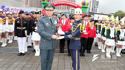 第三屆全國高級中等學校儀隊競賽北區預賽,分區第一名由新興高中獲得,會後由陸軍司令陳寶餘上將頒獎表揚。(陸軍司令部提供)