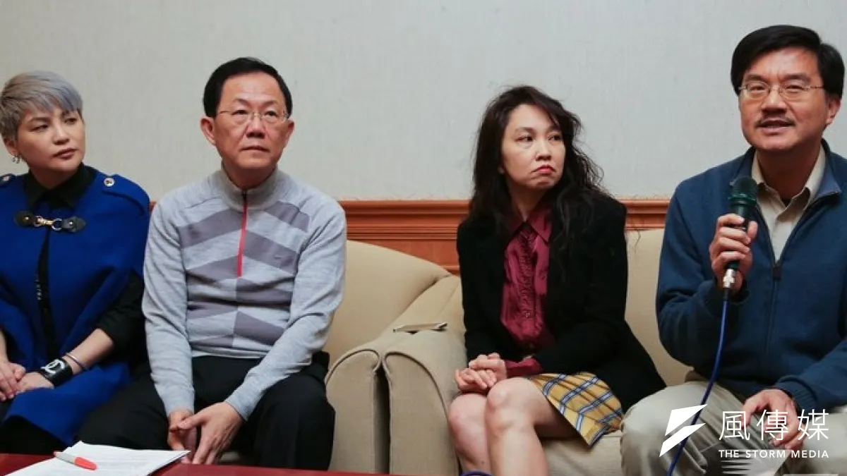 同志團體拜訪國民黨立委丁守中,希望他能支持多元成家方案。左起為同志代表王安頤、立委丁守中、施明德妻子陳嘉君、政大社工系教授王增勇。(余志偉攝)