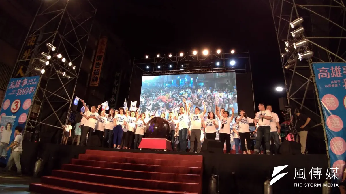 國民黨高市長補選候選人李眉蓁競選總部今晚在國民黨高雄市黨部成立,大打主席牌,黨主席江啟臣、前主席朱立倫與洪秀柱到場站台,李眉蓁最後與眾人按下光球,象徵競選總部正式成立,全場「市長選三號,幸福來報到」、凍蒜聲不斷。(圖/徐炳文)