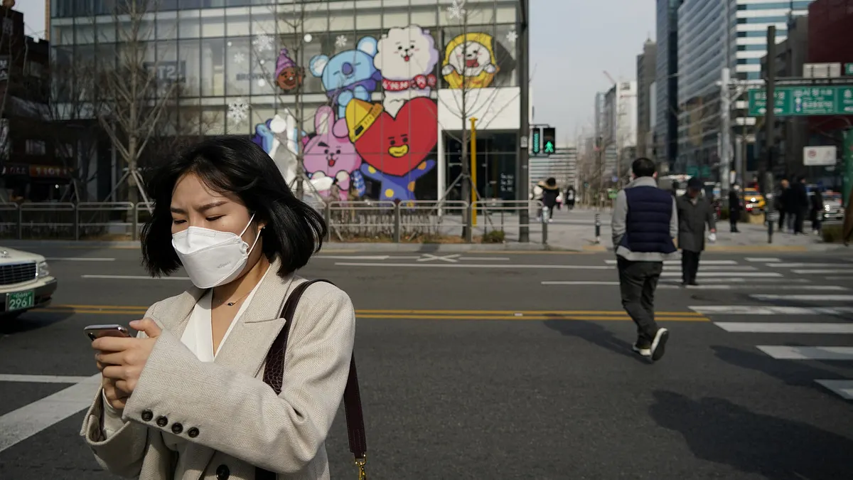 疫情之下,首爾街頭戴上口罩的韓國人。(圖/*CUP)