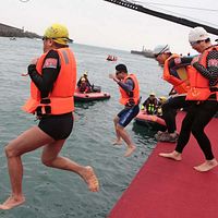 全台唯一神明淨港 270位勇士野柳港跳水祈福 全台唯一神明淨港 270位勇士野柳港跳水祈福