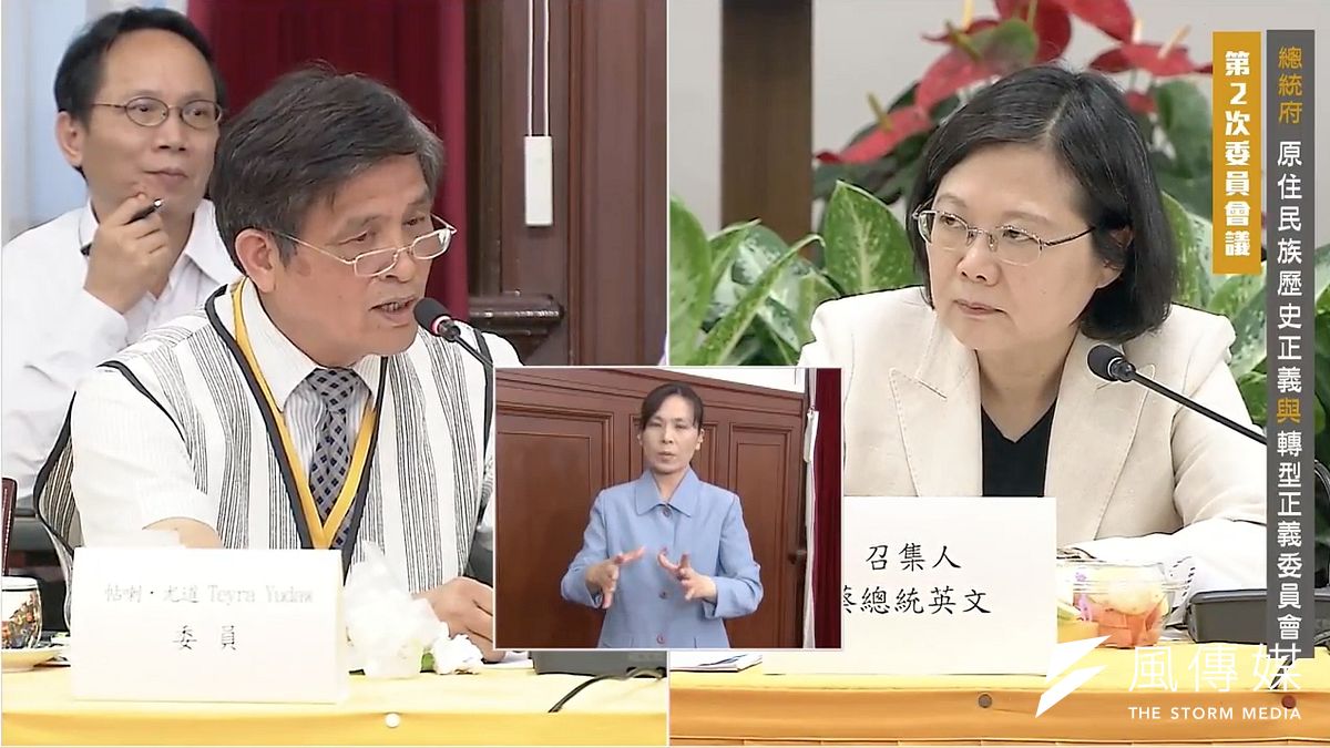 亞泥礦權爭議引發民眾熱議,總統蔡英文(右)首次對此議題發言,並表示,行政院必須把諮商同意權納入整套的作業裡面。對於此事,太魯閣族的原轉會委員帖喇・尤道(右)強烈要求,「政府應該先道歉」。(取自原轉會) 亞泥礦權爭議引發民眾熱議,總統蔡英文(右)首次對此議題發言,並表示,行政院必須把諮商同意權納入整套的作業裡面。對於此事,太魯閣族的原轉會委員帖喇・尤道(右)強烈要求,「政府應該先道歉」。(取自原轉會)