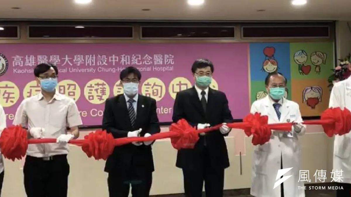 高醫罕見疾病照護諮商中心揭牌儀式由高醫大董事長陳建志、校長鐘育志、院長侯明鋒、罕見疾病基金會主任王嘉正與衛生局專委余沛蓁共同主持。(圖/徐炳文攝)