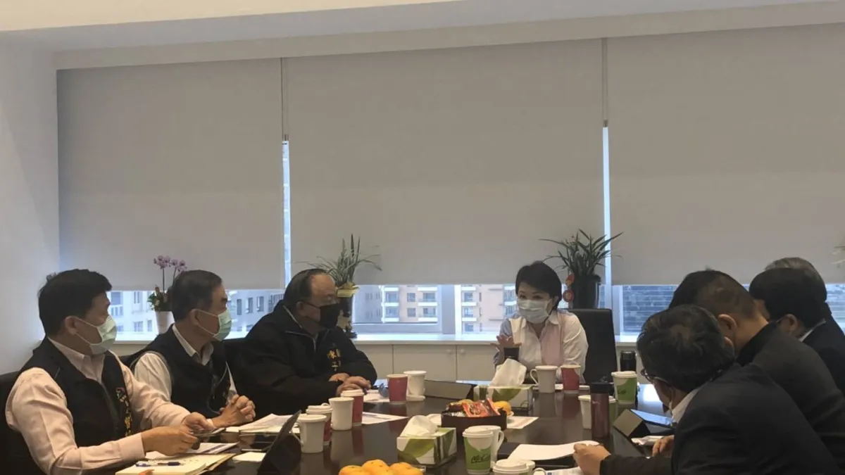 台中市政府組成跨局處聯合訪查小組,針對市售醫用口罩等防疫物資進行訪查,除第一線接觸洽公民眾的服務人員需配戴口罩,也備妥消毒酒精、額溫槍供民眾使用。(圖/台中市政府提供)