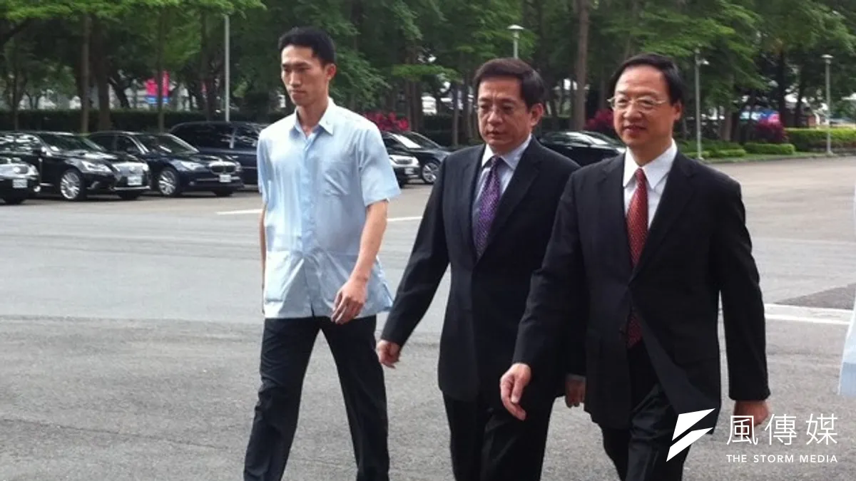 行政院25日舉行第二次經貿國是顧問會議,江揆與國發會主委管中閔連袂出席。(何孟奎攝)