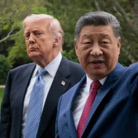2026年5月15日,中國北京,美國總統川普與中國國家主席習近平在中南海花園參訪期間合影。(美聯社) 2026年5月15日,中國北京,美國總統川普與中國國家主席習近平在中南海花園參訪期間合影。(美聯社)