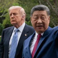 2026年5月15日,中國北京,美國總統川普與中國國家主席習近平在中南海花園參訪期間合影。(美聯社) 2026年5月15日,中國北京,美國總統川普與中國國家主席習近平在中南海花園參訪期間合影。(美聯社)