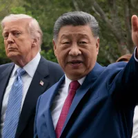 2026年5月15日,中國北京,美國總統川普與中國國家主席習近平在中南海花園參訪期間合影。(美聯社) 2026年5月15日,中國北京,美國總統川普與中國國家主席習近平在中南海花園參訪期間合影。(美聯社)