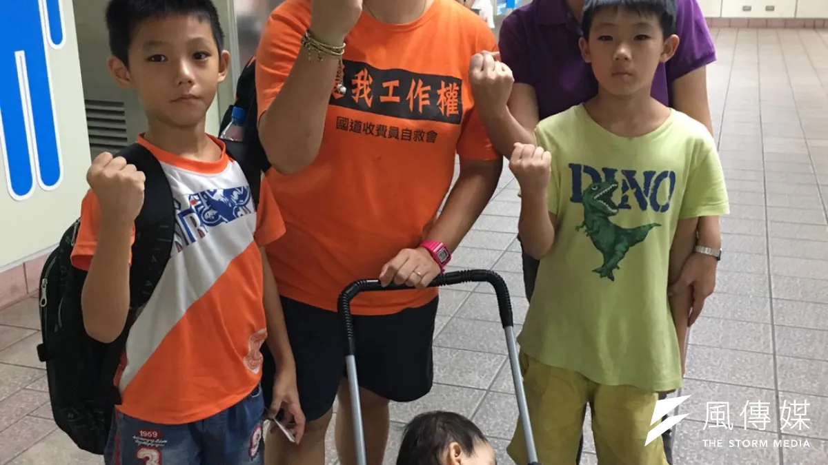 國道收費員自救會終於能與新政府達成共識,對於國道收費員自救會會長孫秀鑾(左二)與其他許多的收費員來說,就是最棒的禮物。(陳耀宗攝)