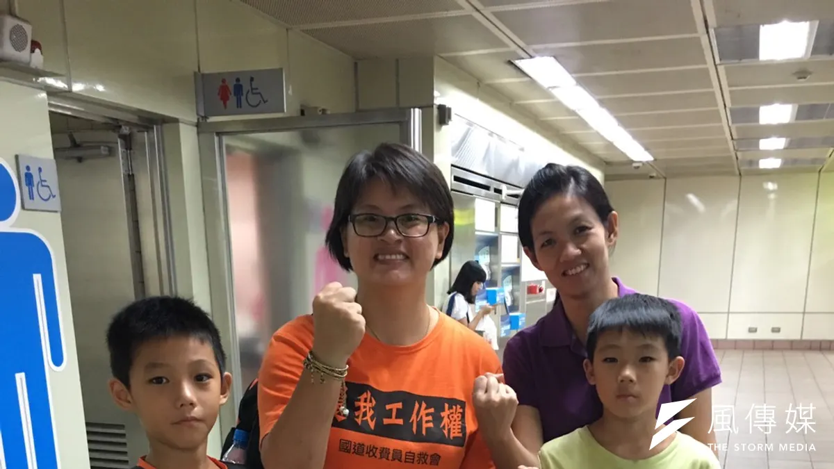 國道收費員自救會終於能與新政府達成共識,對於國道收費員自救會會長孫秀鑾(左二)與其他許多的收費員來說,就是最棒的禮物。(陳耀宗攝) 國道收費員自救會終於能與新政府達成共識,對於國道收費員自救會會長孫秀鑾(左二)與其他許多的收費員來說,就是最棒的禮物。(陳耀宗攝)