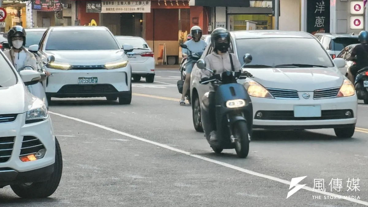 一名駕駛行經路口時,號誌突然由綠燈轉為黃燈,他因為反應不及,車頭停進機車停等區,事後遭民眾檢舉開罰900元。(資料照/洪煜勛攝)