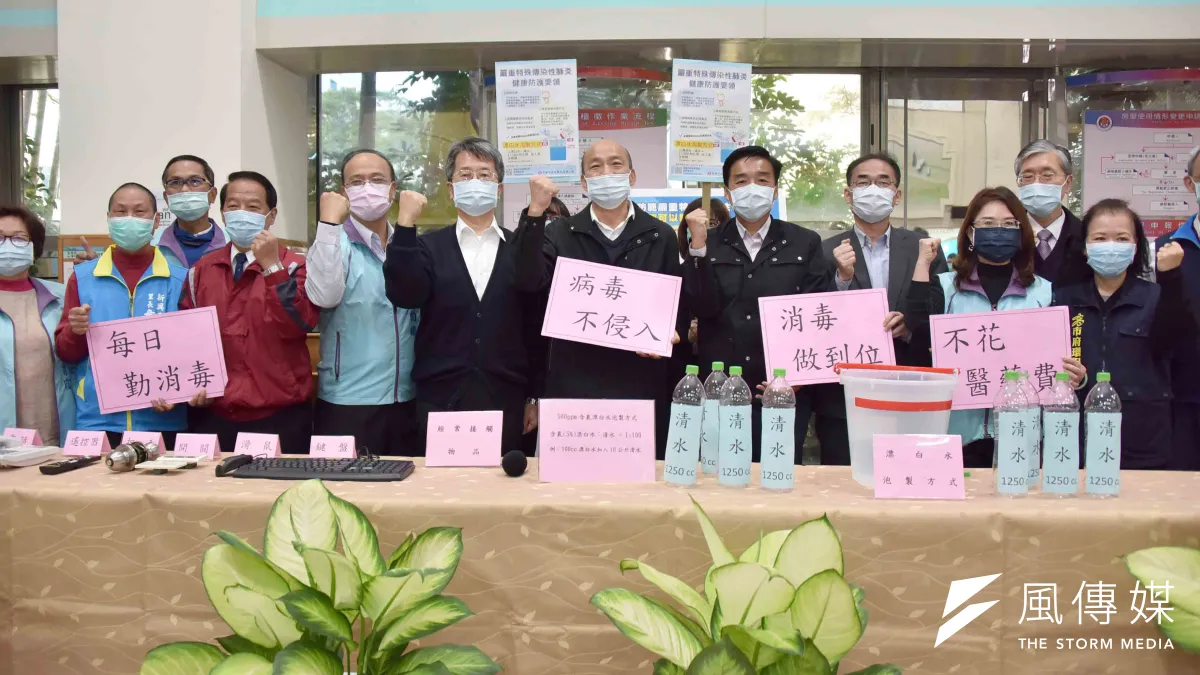 高雄市長韓國瑜至財稅行政大樓進行防疫宣導示範正確泡製500PPM漂白水及環境消毒擦拭方法。(圖/徐炳文攝)