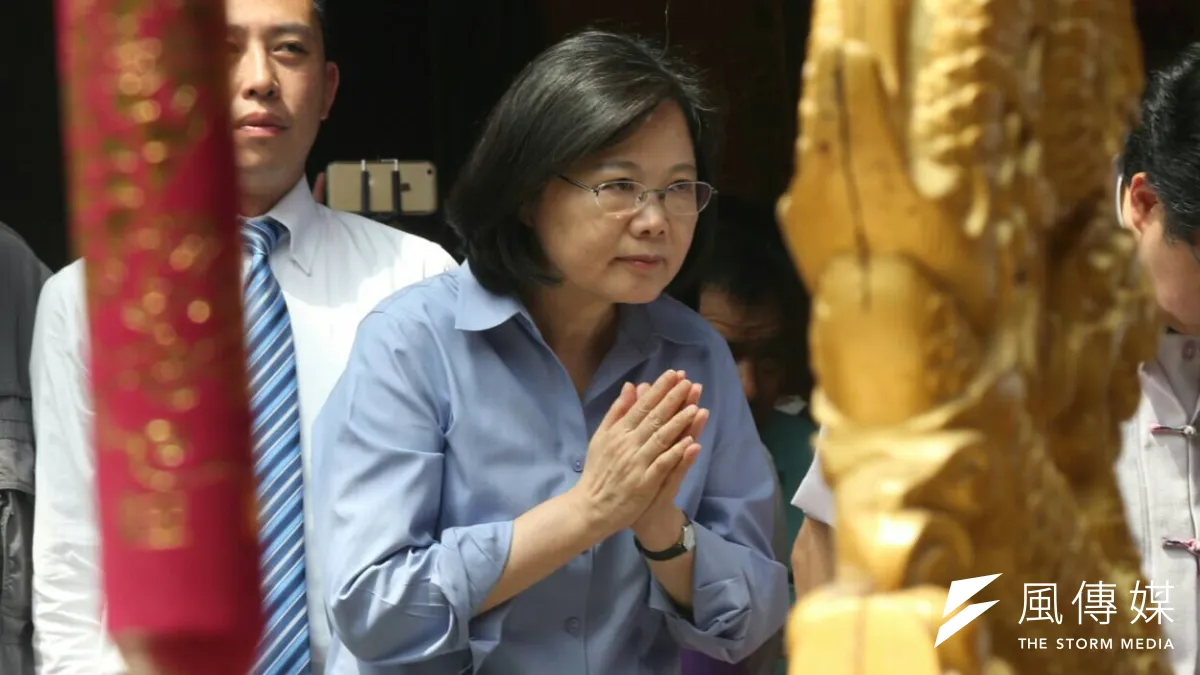 蔡英文2日表示,連戰國共聯手抗日的說法,對曾參與抗戰者的歷史的記憶跟他們對這段時間的感情,很可能造成一些傷害。圖為蔡英文2日上午參加新竹義民廟慶典。(吳逸驊攝)