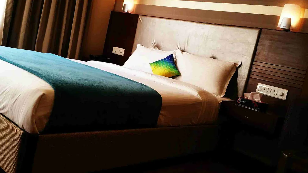 屏東小琉球一間民宿驚傳偷拍,女子表示,當晚約11點半,她在浴室洗澡時發現窗外探入一支手機,當下立刻呼叫同伴與老闆。(示意圖/截取自pexels) 屏東小琉球一間民宿驚傳偷拍,女子表示,當晚約11點半,她在浴室洗澡時發現窗外探入一支手機,當下立刻呼叫同伴與老闆。(示意圖/截取自pexels)