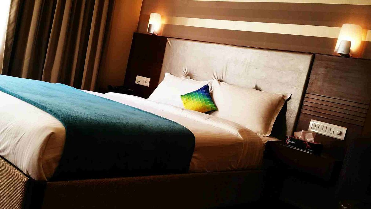 有名網友發文抱怨,自己為了支持國旅,在連假入住溫泉旅館,沒想到1晚要價近5000元,房間格局卻像「廁所裡的床」,體驗極為不佳。(示意圖/截取自pexels) 有名網友發文抱怨,自己為了支持國旅,在連假入住溫泉旅館,沒想到1晚要價近5000元,房間格局卻像「廁所裡的床」,體驗極為不佳。(示意圖/截取自pexels)