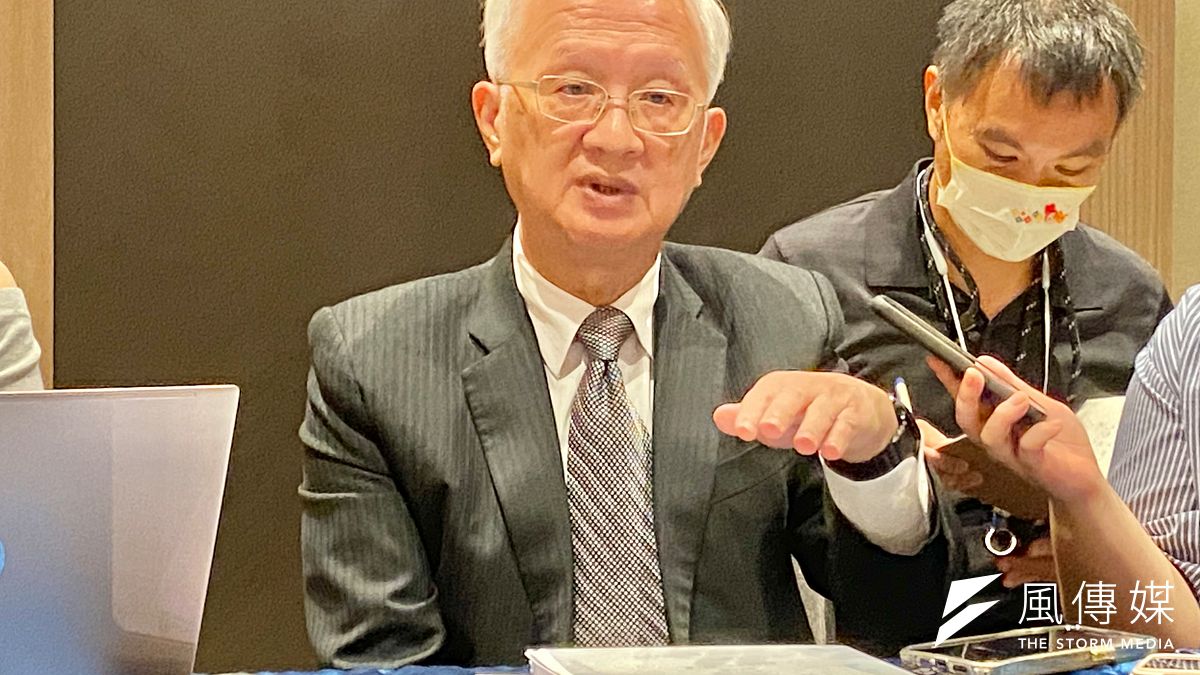 兆豐金控暨兆豐銀行董事長董瑞斌(中)今日下午當選中華民國銀行公會理事長後,接受媒體聯訪。(陳怡慈攝) 兆豐金控暨兆豐銀行董事長董瑞斌(中)今日下午當選中華民國銀行公會理事長後,接受媒體聯訪。(陳怡慈攝)