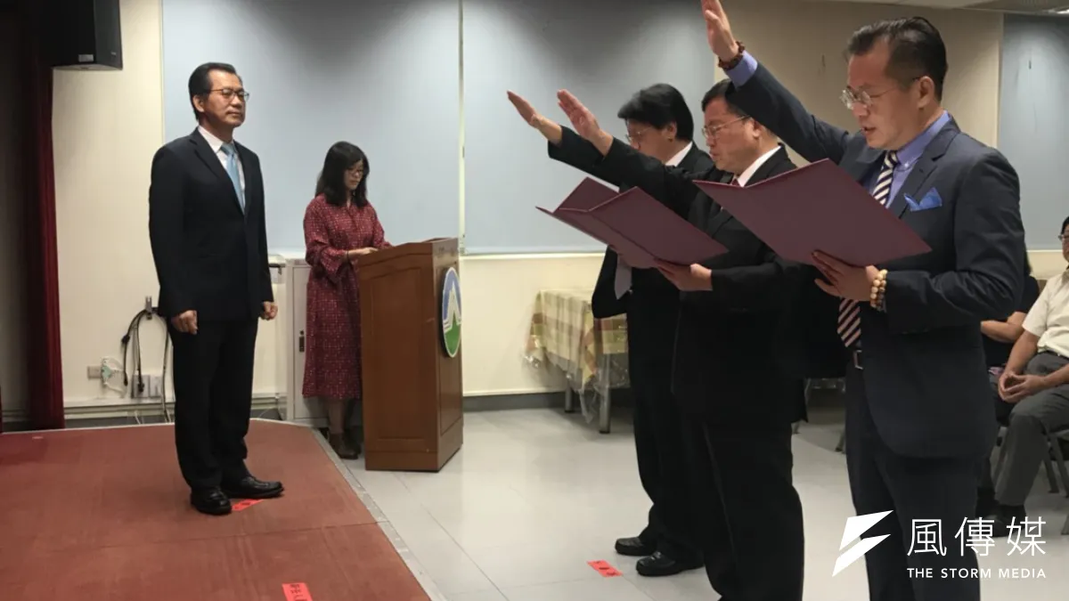 環保署1日舉行人事異動交接典禮,新版《空氣污染防制法》也在同日正式生效。(廖羿雯攝)