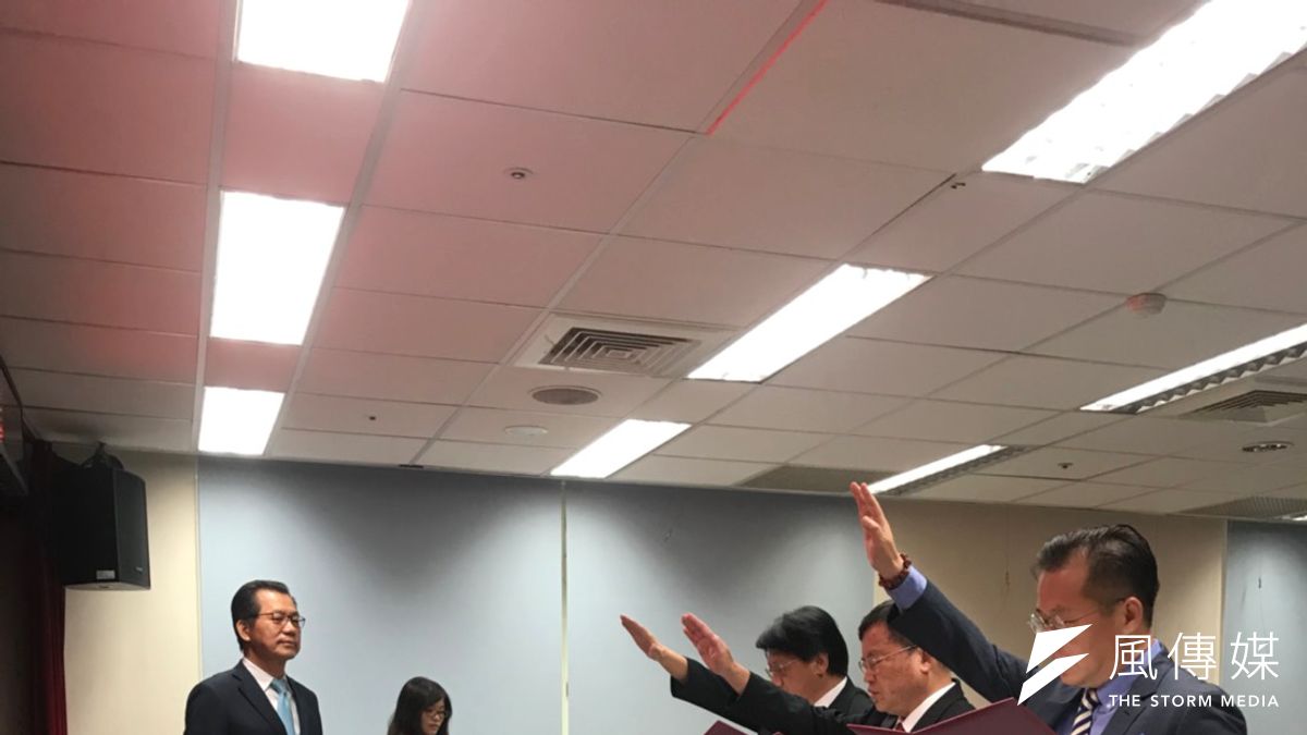 環保署1日舉行人事異動交接典禮,新版《空氣污染防制法》也在同日正式生效。(廖羿雯攝) 環保署1日舉行人事異動交接典禮,新版《空氣污染防制法》也在同日正式生效。(廖羿雯攝)