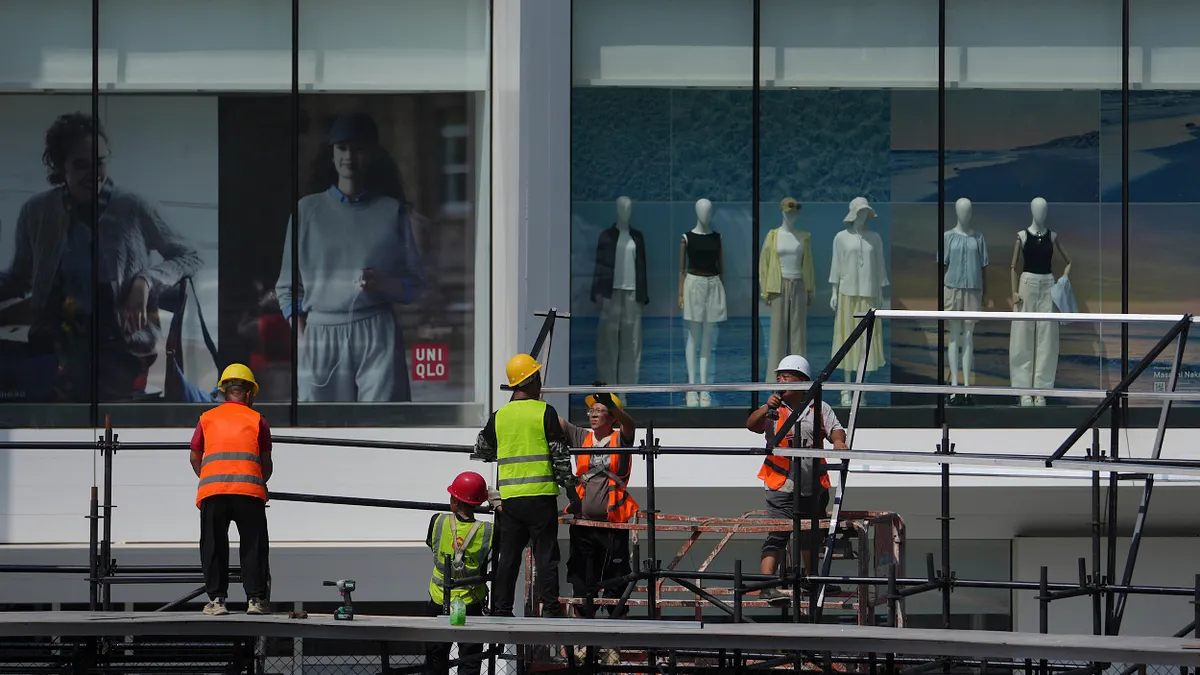 中国経済の第3四半期成長率4.8%は、対米関税戦を続ける中国の「底力」とされる。写真は北京の都心商業地区で、中国スポーツブランド「李寧(リーニン)」のバスケットボール大会用ステージを組み立てる作業員。(AP通信) 中国経済の第3四半期成長率4.8%は、対米関税戦を続ける中国の「底力」とされる。写真は北京の都心商業地区で、中国スポーツブランド「李寧(リーニン)」のバスケットボール大会用ステージを組み立てる作業員。(AP通信)