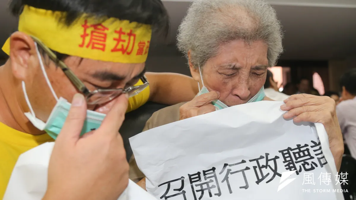反台南鐵路東移團體都委會抗議,自救會陳致曉擁著年邁的母親陳蔡信美痛哭(資料照片,陳明仁攝)