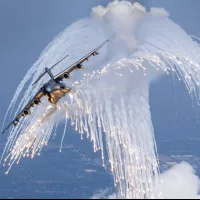 妨害弾を放出する中国空軍のY-20輸送機。(中国軍網) 妨害弾を放出する中国空軍のY-20輸送機。(中国軍網)