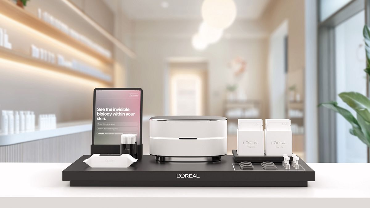 萊雅集團Cell BioPrint 檢測儀採用了韓國生物科技新創 NanoEnTek 獨家的微流體晶片實驗室技術,可在五分鐘內檢測出萊雅集團突破性蛋白質生物標記的存在。 萊雅集團Cell BioPrint 檢測儀採用了韓國生物科技新創 NanoEnTek 獨家的微流體晶片實驗室技術,可在五分鐘內檢測出萊雅集團突破性蛋白質生物標記的存在。