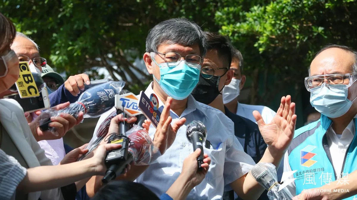 北市府近期開始在防疫記者會後,開設「不實訊息澄清專區」線上說明會,由發言人群輪番上陣,針對所謂「假消息」、「假新聞」進行反擊。圖為台北市長柯文哲。(資料照,顏麟宇攝)