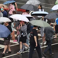 気象専門家の呉徳栄氏によると、本日(11日)は全体的な降雨の規模が弱まり、迎風面西半部と金門で局地的な短時間の陣雨や雷雨が見られる。(資料写真/柯承惠撮影) 気象専門家の呉徳栄氏によると、本日(11日)は全体的な降雨の規模が弱まり、迎風面西半部と金門で局地的な短時間の陣雨や雷雨が見られる。(資料写真/柯承惠撮影)